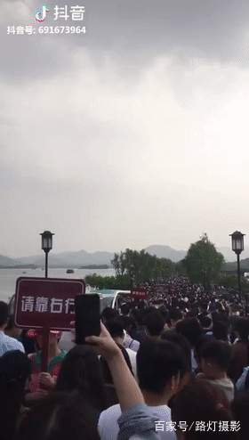 60万人挤爆西湖，40万人挤爆深圳湾公园，游客：我动也不能动