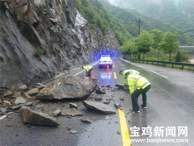 宝鸡：降雨致部分山区路段落石 9条国省干线保持畅通