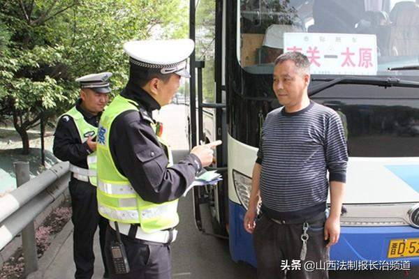 长治交警二大队严查客车乘客不系安全带行为