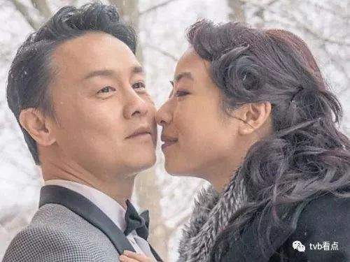 结婚三周年！57岁TVB“童颜小生”与小19岁娇妻：爱得难舍难离