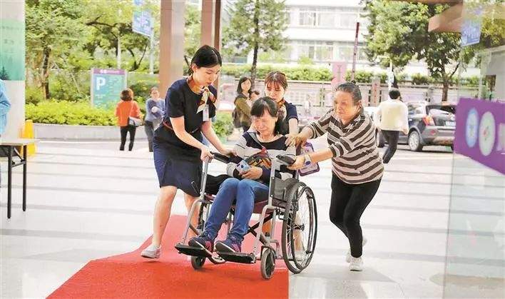 深圳特区报 | 做人、做护士、做天使，罗湖医院：优质护理点亮“生命之光”