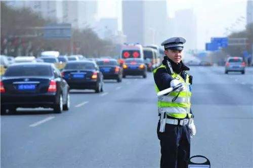 网络不是法外之地！郑州女子网上对交警做这事遭传唤！