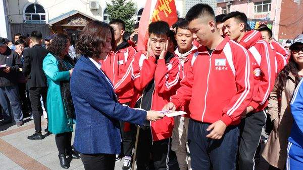 五大连池市举办“红十字博爱周”活动 时间：2019-05-15 16:09:38　　来源：五大连池市政府