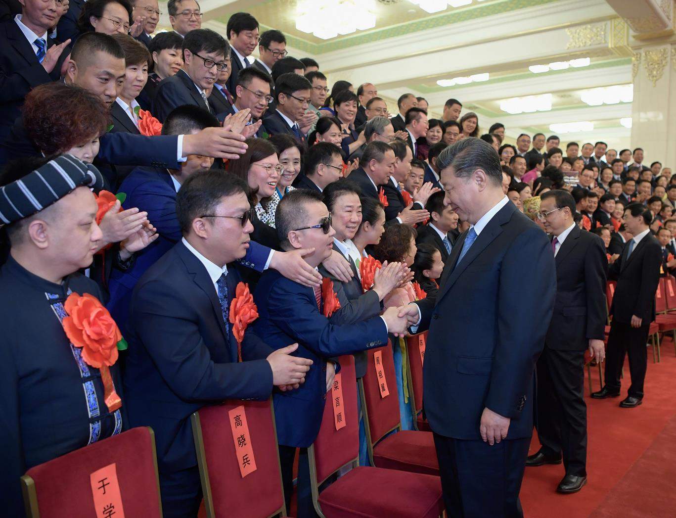 习近平会见第六次全国自强模范暨助残先进表彰大会代表