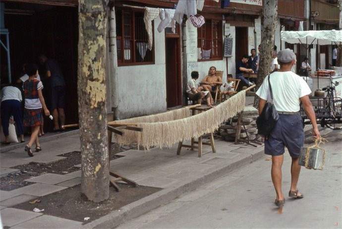 1979年的中国有了变化，街上竖起大幅广告，农贸市场已经出现