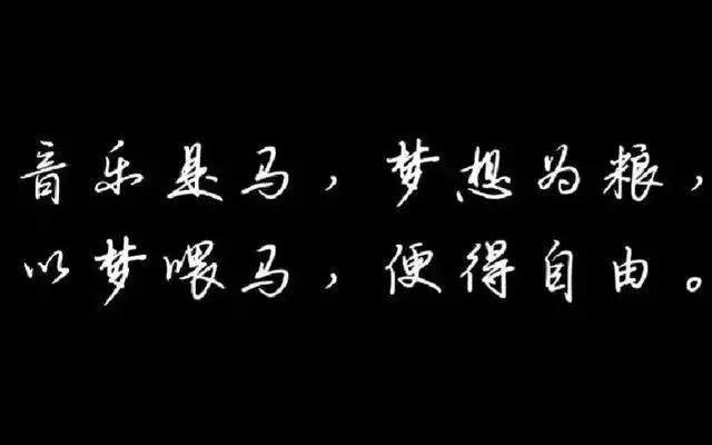 王喂马：一对骏马，自由驰骋在锡林郭勒的草原上……