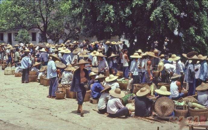 1979年的中国有了变化，街上竖起大幅广告，农贸市场已经出现