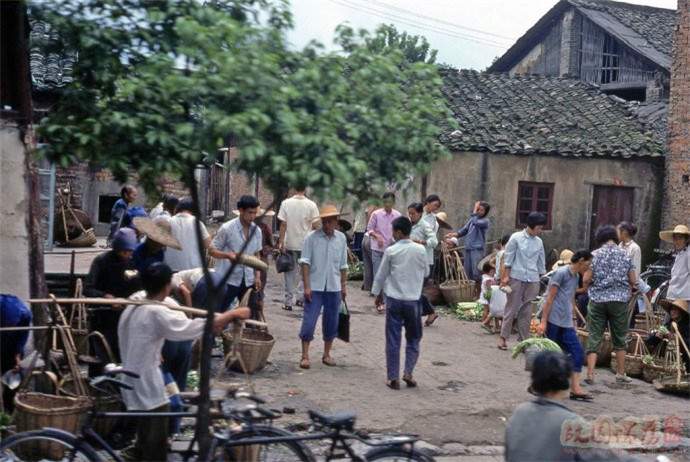 1979年的中国有了变化，街上竖起大幅广告，农贸市场已经出现