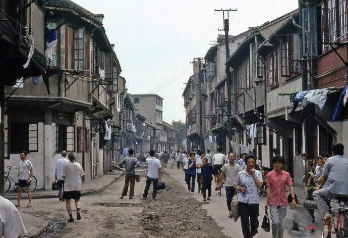 1979年的中国有了变化，街上竖起大幅广告，农贸市场已经出现