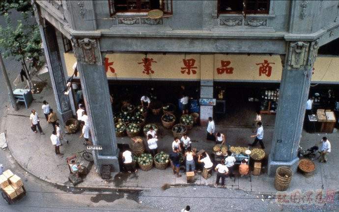 1979年的中国有了变化，街上竖起大幅广告，农贸市场已经出现