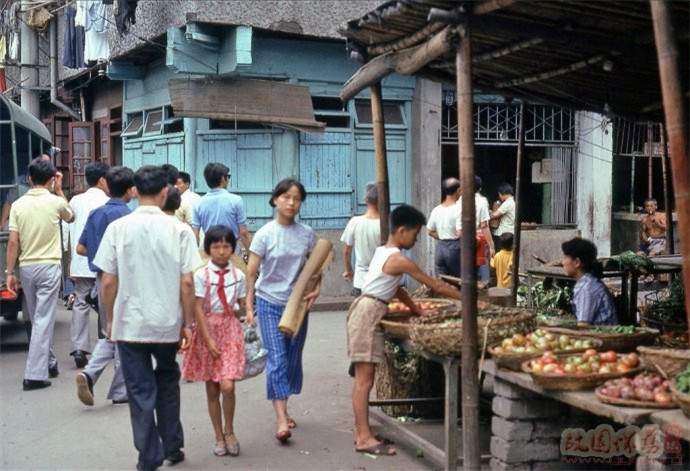 1979年的中国有了变化，街上竖起大幅广告，农贸市场已经出现