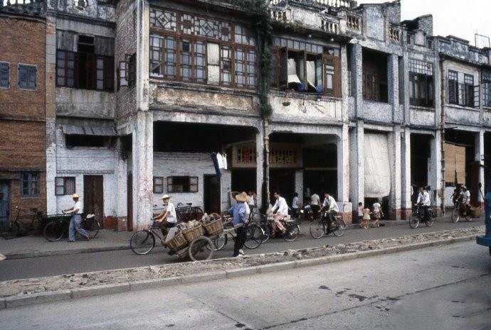 1979年的中国有了变化，街上竖起大幅广告，农贸市场已经出现