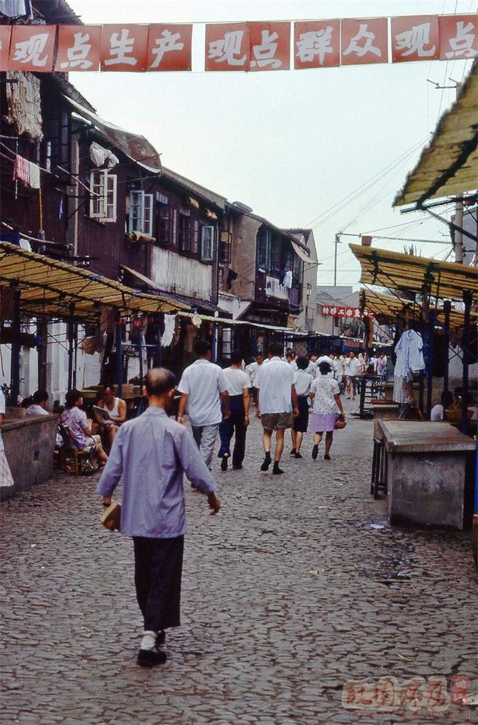 1979年的中国有了变化，街上竖起大幅广告，农贸市场已经出现