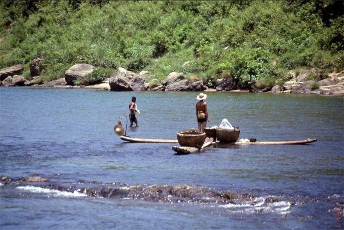 1979年的中国有了变化，街上竖起大幅广告，农贸市场已经出现