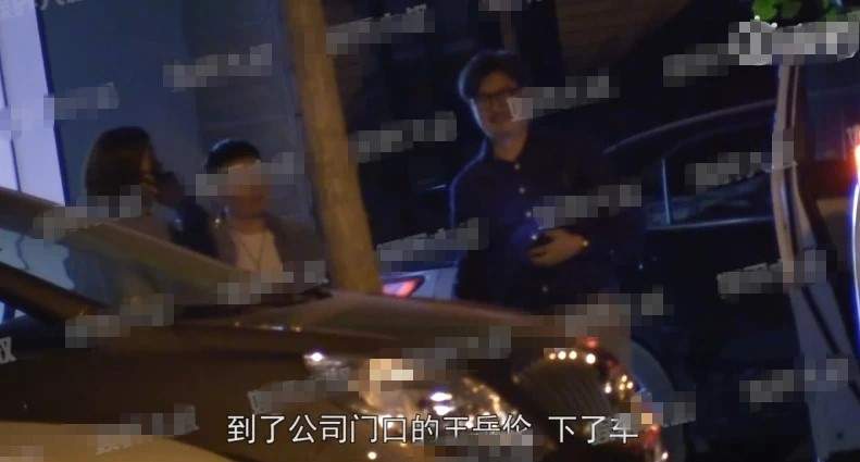 王岳伦再次深夜与异性聚会，全程保持距离，李湘教育成果显著