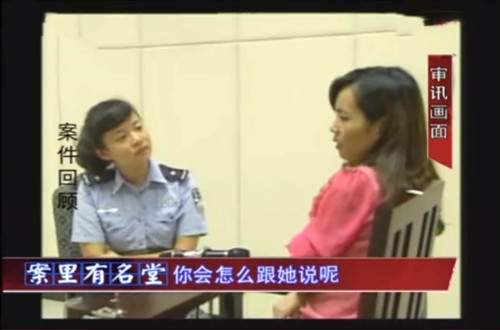 多名女子在别墅内直播自己，警察赶到后录下全部过程