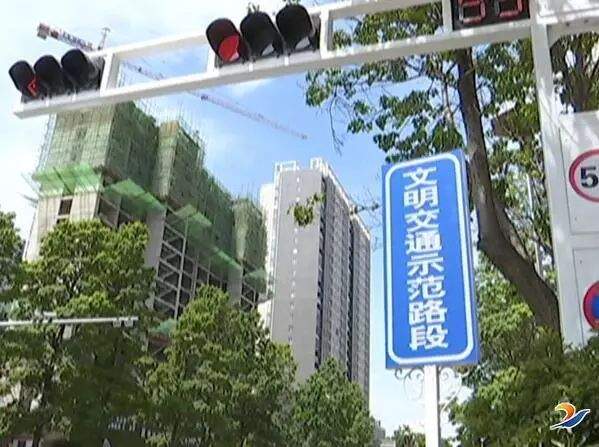 【不文明交通行为曝光台】非机动车闯快车道　看看都有谁