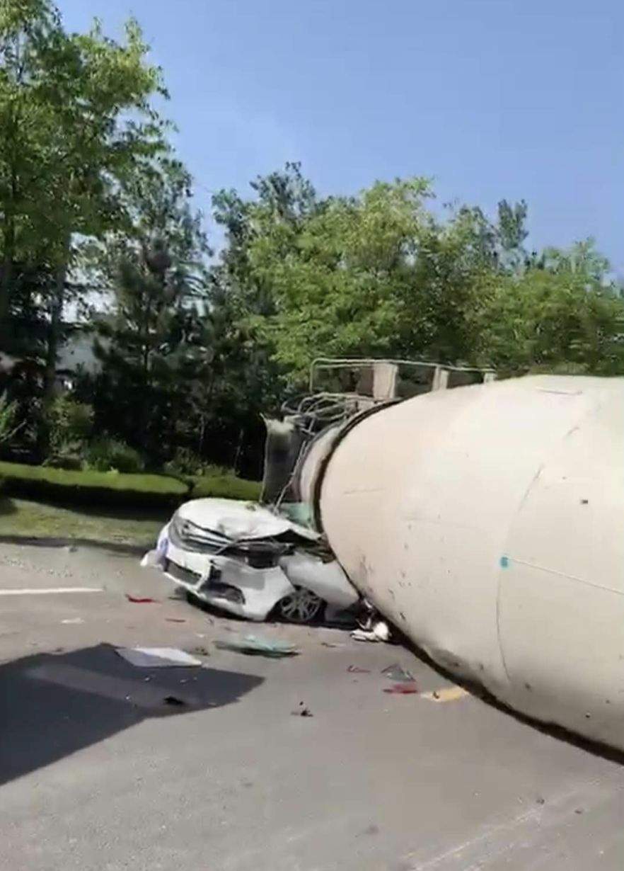 突发！青岛一搅拌车侧翻，压扁两辆轿车！事故造成一死一伤