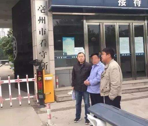 好巧啊！警察吃早餐偶遇“同行”定睛一看问题大了……