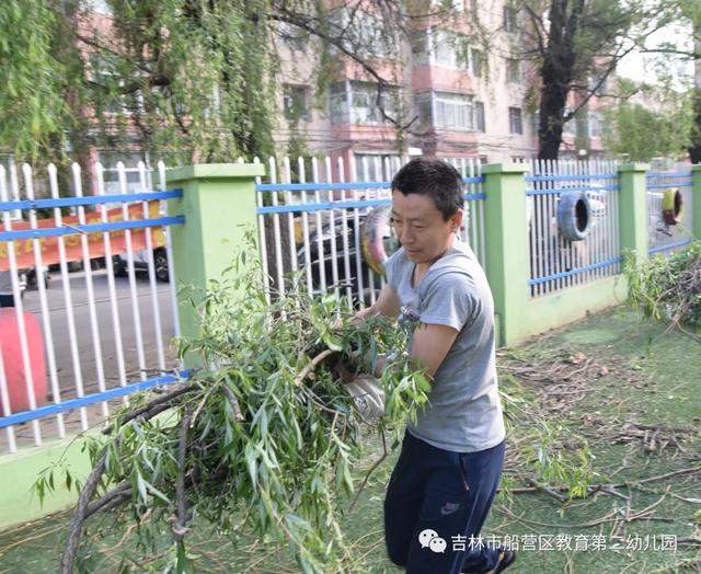 船营区教育第二幼儿园开展“修剪树木枯枝 消除安全隐患”家长志愿者活动