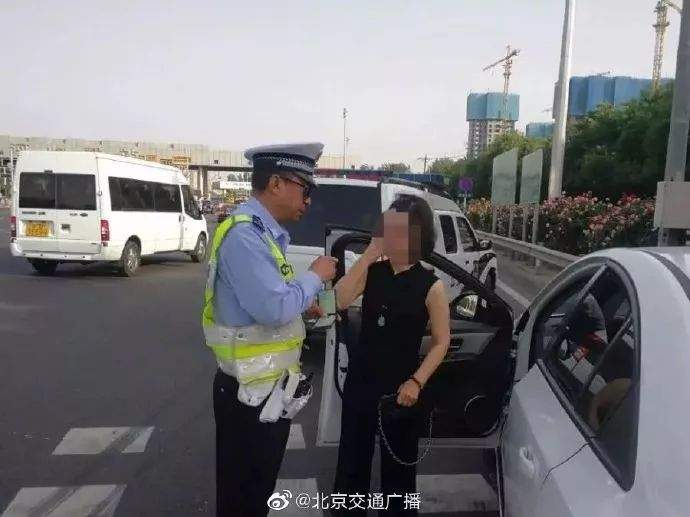 好巧啊！警察吃早餐偶遇“同行”定睛一看问题大了……