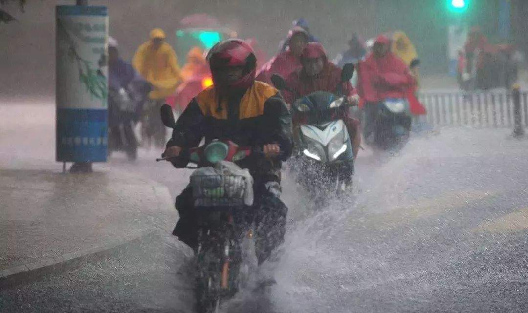 官方紧急预警！今年来最强降雨马上杀到崇阳！暴雨加大风！没事别出门了