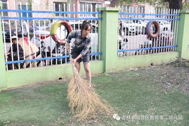 船营区教育第二幼儿园开展“修剪树木枯枝 消除安全隐患”家长志愿者活动