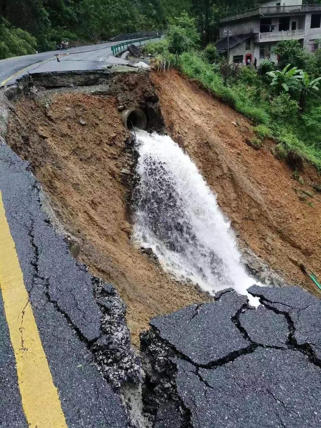 冰雹、洪涝、泥石流…强对流昨夜袭击桂北，还有三场暴雨马上到！