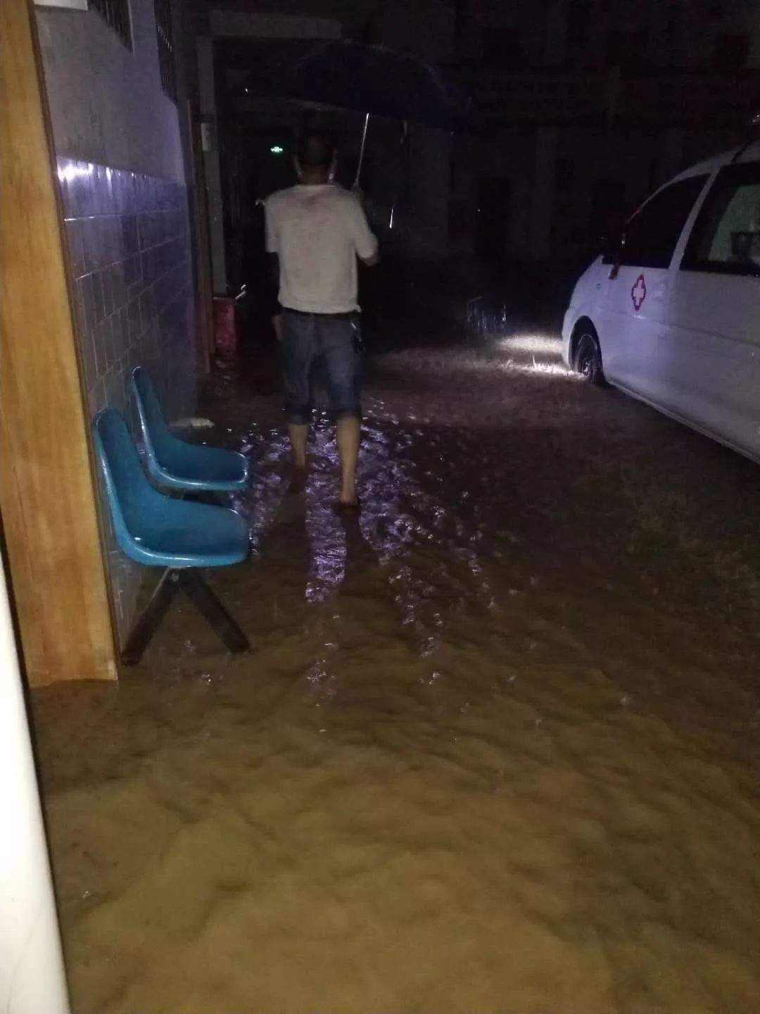 冰雹、洪涝、泥石流…强对流昨夜袭击桂北，还有三场暴雨马上到！