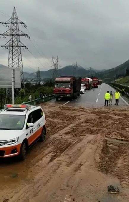 冰雹、洪涝、泥石流…强对流昨夜袭击桂北，还有三场暴雨马上到！