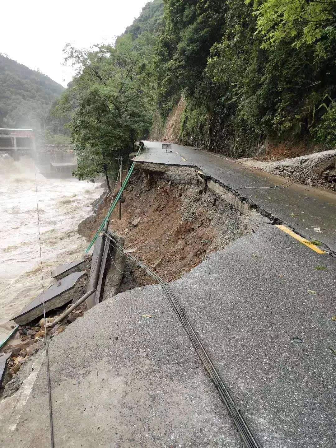 冰雹、洪涝、泥石流…强对流昨夜袭击桂北，还有三场暴雨马上到！