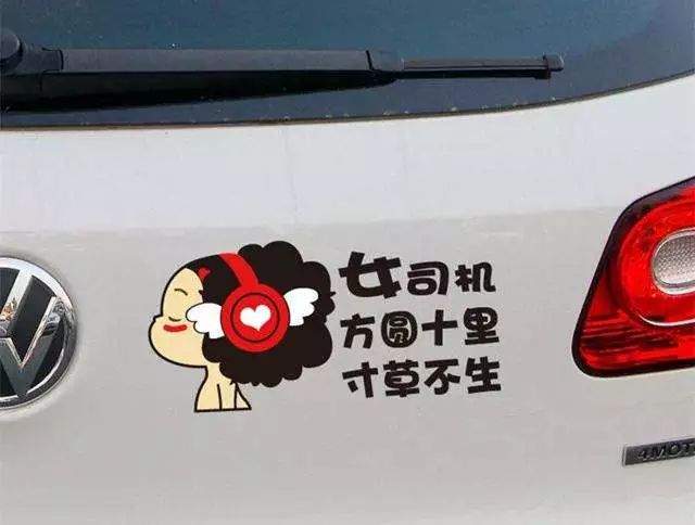 女子驾车撞向店铺，副驾男子绝望连吼5便“刹车！刹车！”