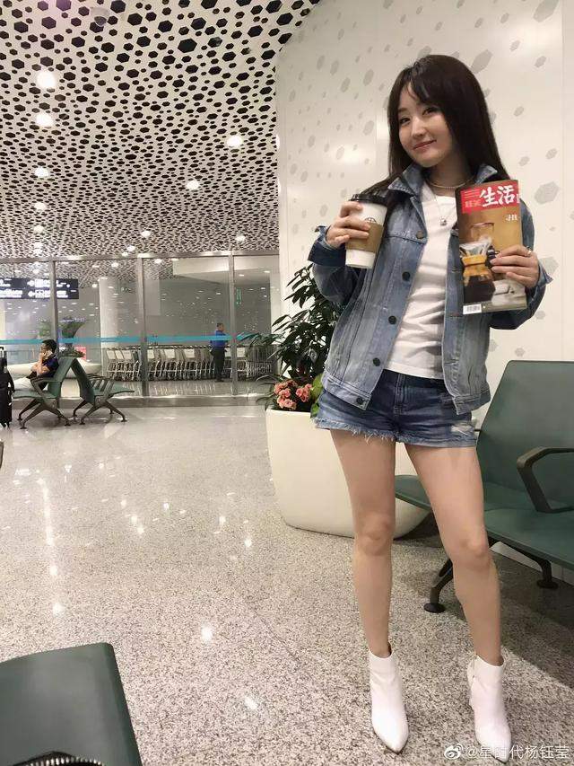 李亚鹏为李嫣庆生，两人一直手牵手走路，他比王菲对女儿还要亲密