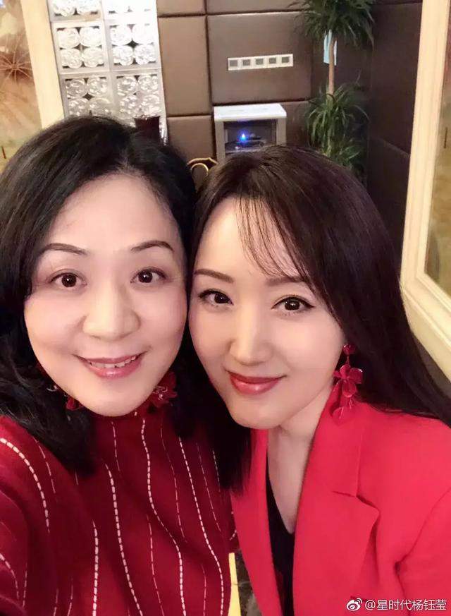 李亚鹏为李嫣庆生，两人一直手牵手走路，他比王菲对女儿还要亲密