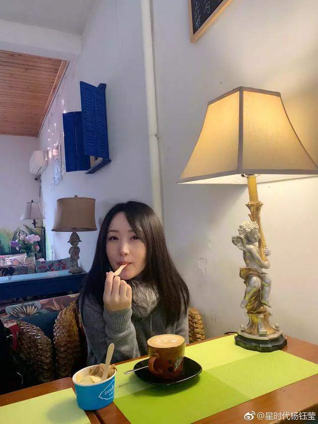 李亚鹏为李嫣庆生，两人一直手牵手走路，他比王菲对女儿还要亲密