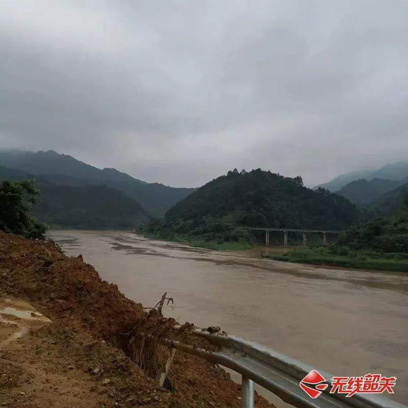 强降雨致乐昌始兴公路塌方，无法通行 | “龙舟水”来袭，我省启动防汛四级应急响应