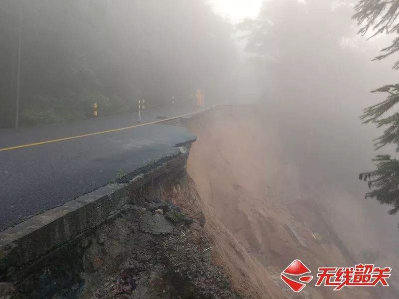 强降雨致乐昌始兴公路塌方，无法通行 | “龙舟水”来袭，我省启动防汛四级应急响应