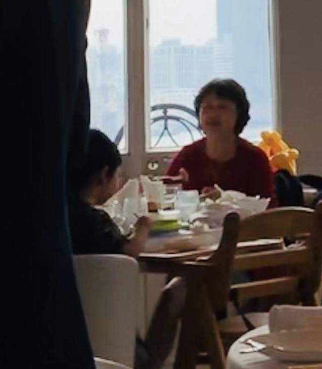 baby带儿子与黄晓明妈妈用餐被偶遇，小海绵自己吃饭好乖巧