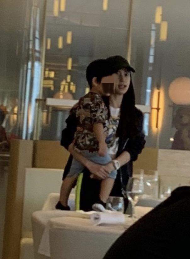 baby带儿子与黄晓明妈妈用餐被偶遇，小海绵自己吃饭好乖巧