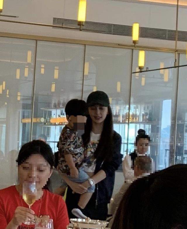 baby带儿子与黄晓明妈妈用餐被偶遇，小海绵自己吃饭好乖巧