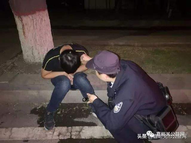 嘉峪关：男子醉坐路边群众发现报警在民警帮助下，送男子安全回到住处