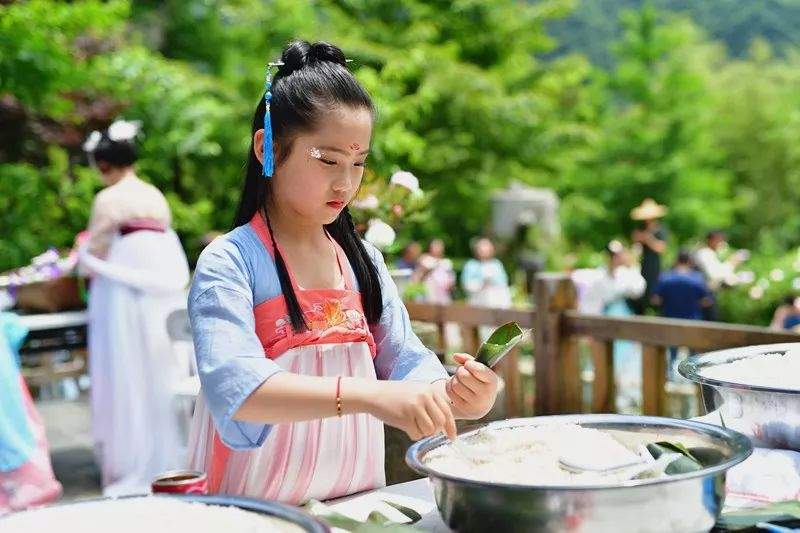 神农架最美花朝节惊艳来袭 千人汉服美女共赴神农架首届花朝节