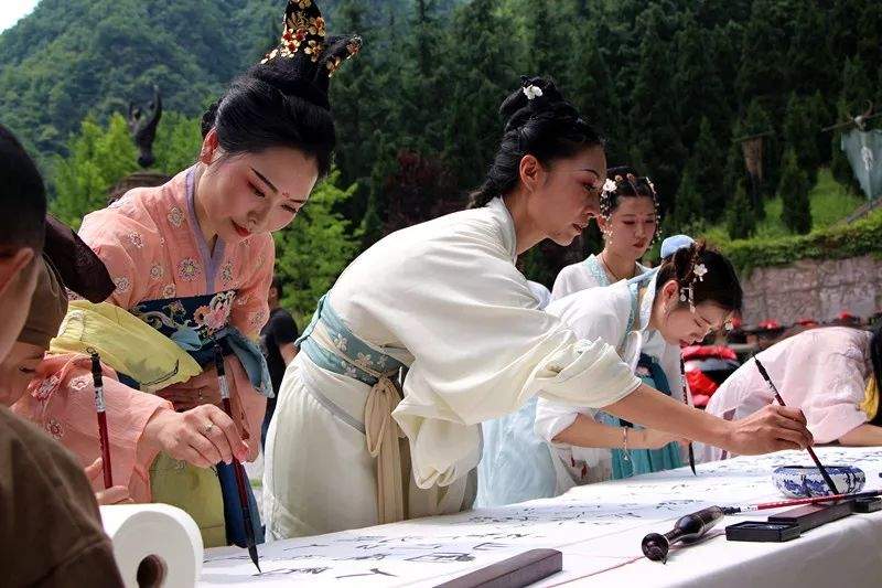 神农架最美花朝节惊艳来袭 千人汉服美女共赴神农架首届花朝节