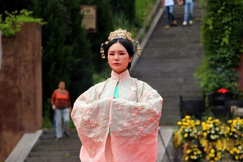 神农架最美花朝节惊艳来袭 千人汉服美女共赴神农架首届花朝节