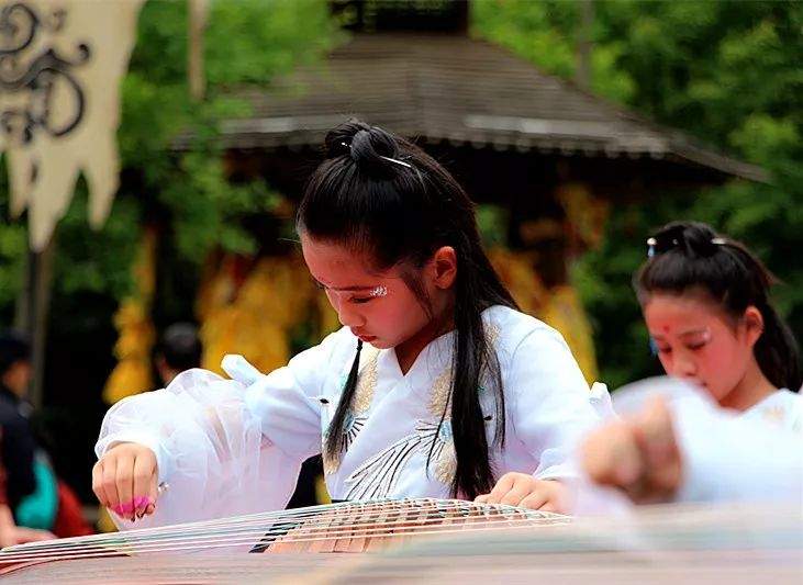 神农架最美花朝节惊艳来袭 千人汉服美女共赴神农架首届花朝节