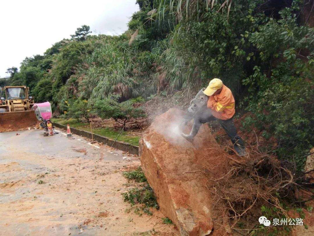 激情六一 公路人奋战抢险抗灾第一线