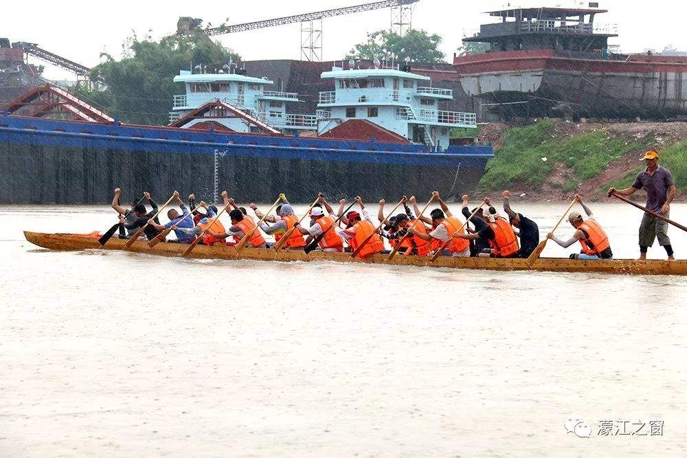 濛江镇党委书记现场指导，龙舟队冒雨训练