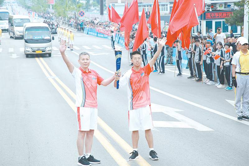 二青会实体火炬在上党区传递