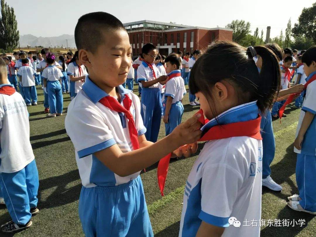 榜样引领成长，红领巾追梦新时代——东胜街小学一年级学生入队仪式