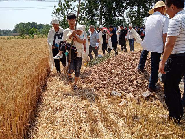 实拍安徽濉溪，村庄拆迁，一个老人去世了，也要葬在故乡的土地上